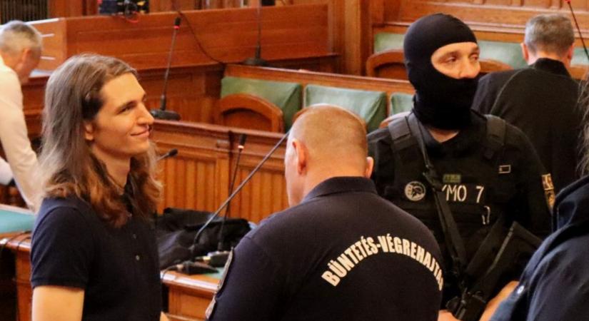 Megpróbálta megúszni a tárgyalást a német antifa vádlott, de az orvos közbeszólt - Mandiner