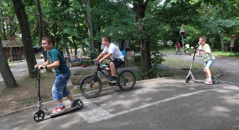 Gyerekek a volán mögött? Majdnem! A pécsi KRESZ-parkban jártunk (GALÉRIA) - Bama