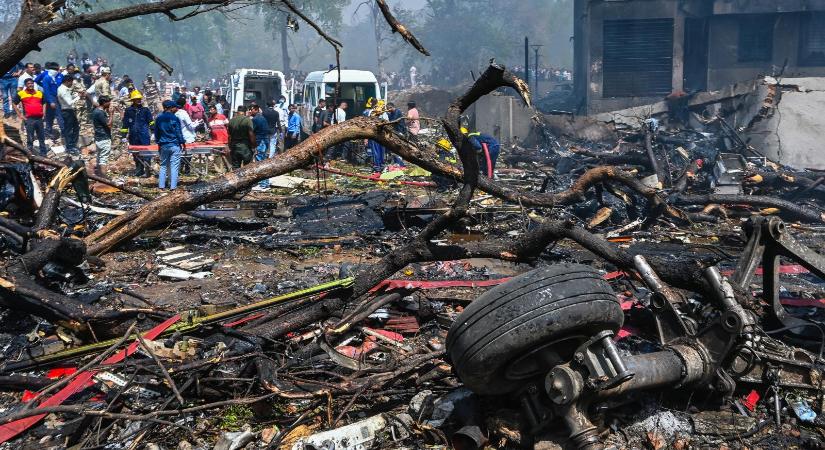 A hatóságok egyelőre nem találtak súlyos biztonsági kockázatra utaló nyomokat az Air India Boeing 787-esein, amelyek egyike lezuhant - Népszava