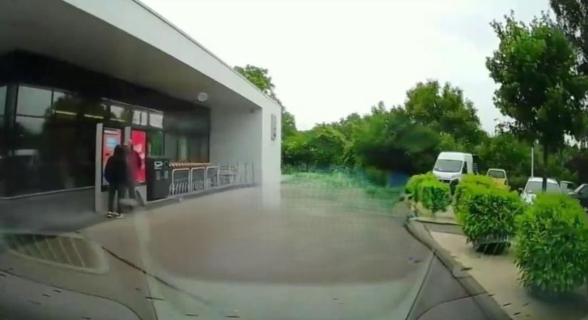 Nem a tiéd az egész út: centiken múlt a csattanás a pécsi bevásárlóközpontnál (VIDEÓ) - Bama
