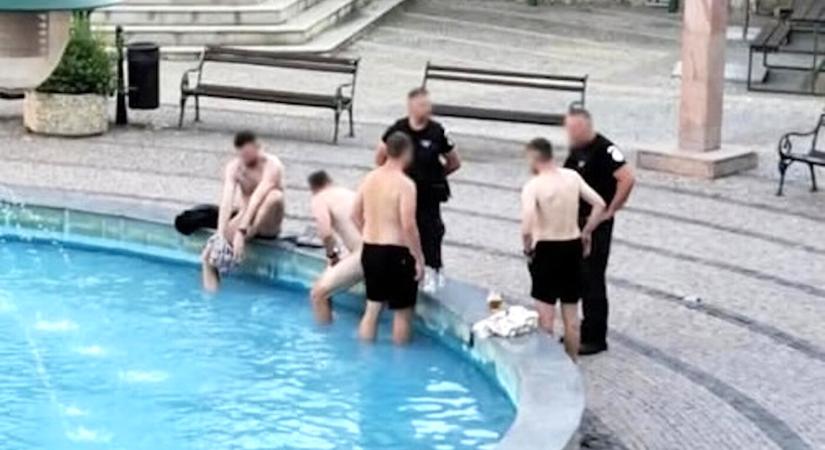 Ruha nélkül fürdőztek a komáromi szökőkútban - Új Szó