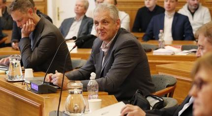 Segíthetett is volna, de a KDNP-s bizottsági elnök inkább kioktatta az átláthatósági törvény miatt aggódó pécsi civil szervezetek képviselőit - PécsiStop