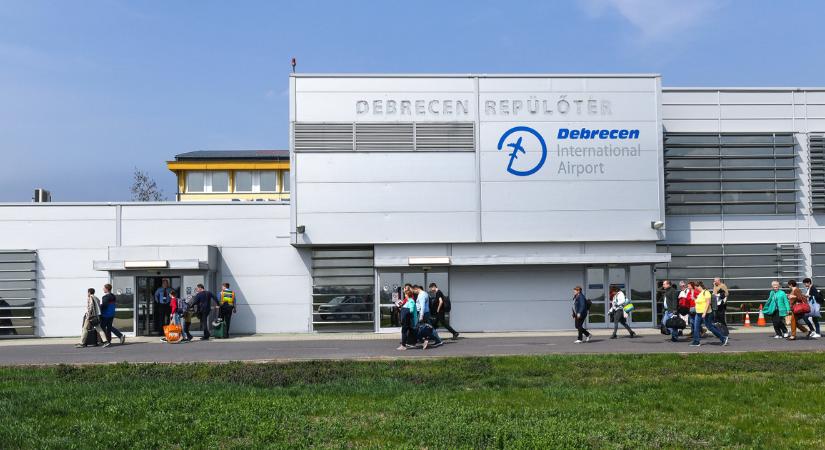 Lezárják a debreceni repülőteret, több járatot is töröltek - Index - Belföld