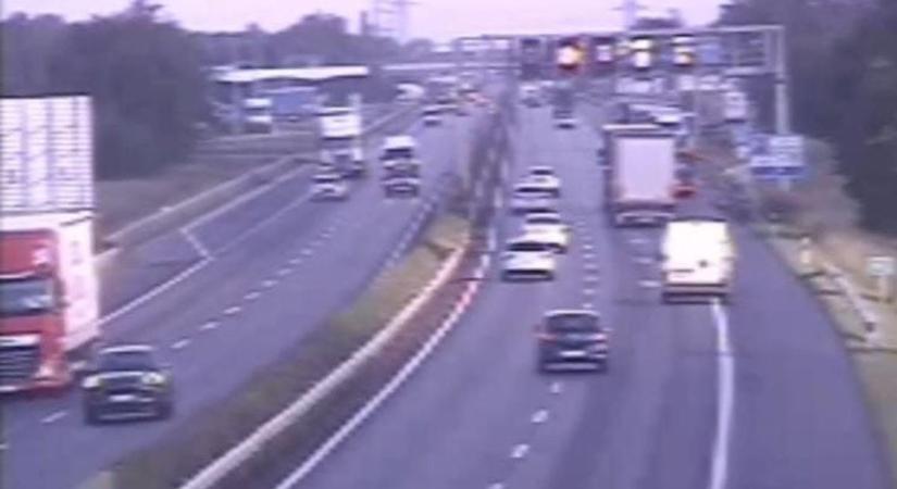 Videón, ahogy a furgonos későn vette észre a kamiont, és szalagkorlátnak csapódott - Sonline