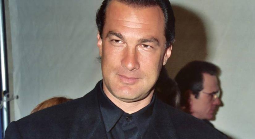 Fotókon Steven Seagal és ritkán látott felesége: Erdenetuya egy fiút szült a sztárnak - Femina