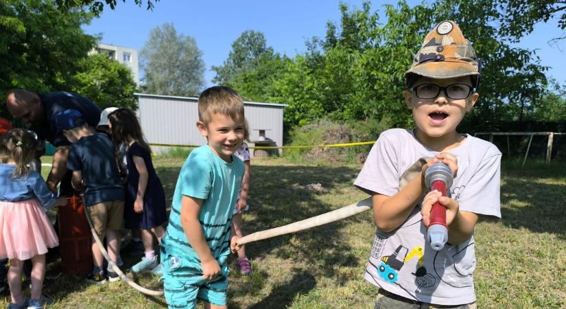 Szirénázva gördült be a tűzoltóautó a tatai Juniorka ovi udvarára fotók, videó - Kemma