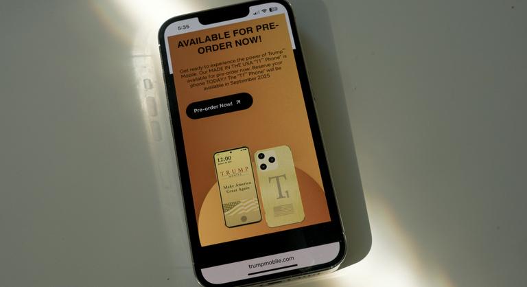 Arany telefonnal tör be a mobilbizniszbe Donald Trump családja - Index