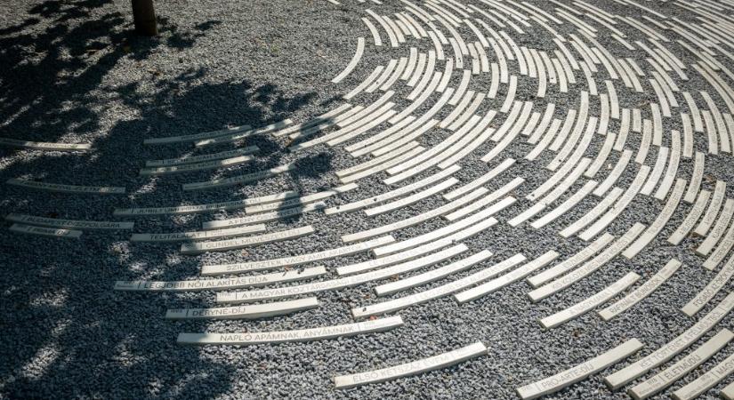 Évgyűrűket idéz Törőcsik Mari a Feneketlen-tó mellett álló új emlékműve - 24.hu