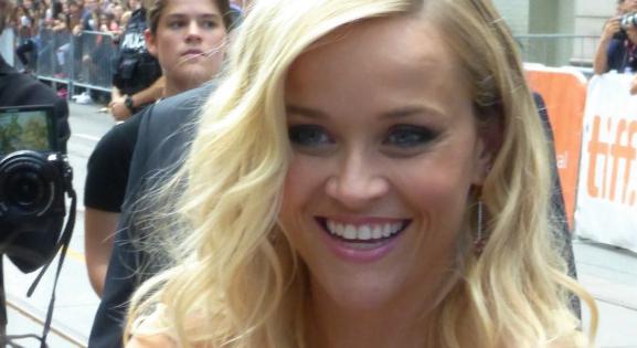 Reese Witherspoon könyves podcastet indít, ők lesznek az első vendégek - Könyves Magazin