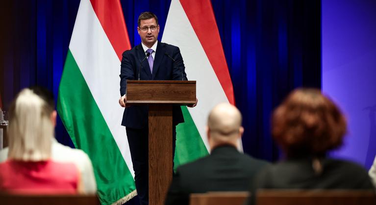 Jönnek a kormány bejelentései, érkezik Gulyás Gergely - Az Index közvetítése a Kormányinfóról - Index