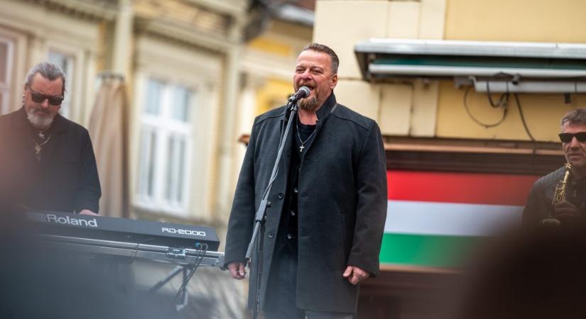 A Nélküled mellett a Beatrice, a Kárpátia, Ákos, illetve a Quimby slágerei is helyet kaptak az állam a ballagóknak szánt daloskönyvében - 24.hu