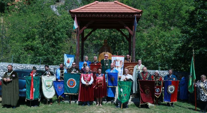 Kárpát-medence borrendjei és borkirálynői a borünnepen (galéria) - Feol