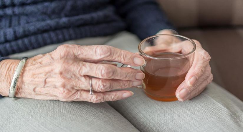 Nem víz, nem is gyümölcslé: ez a legegészségesebb ital a hőségben, 70 felett - Nlc