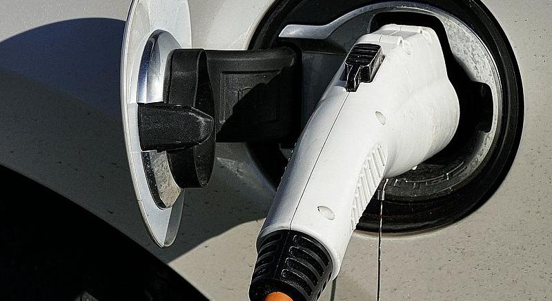 Az utcára kilógatott kábeltől az autópályáig – hogyan tölthetők az e-autók? - autopro