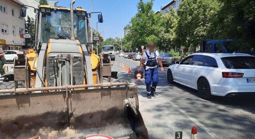 Munkagépnek ütközött egy személygépkocsi a Kossuth utcán (fotók) - Szon