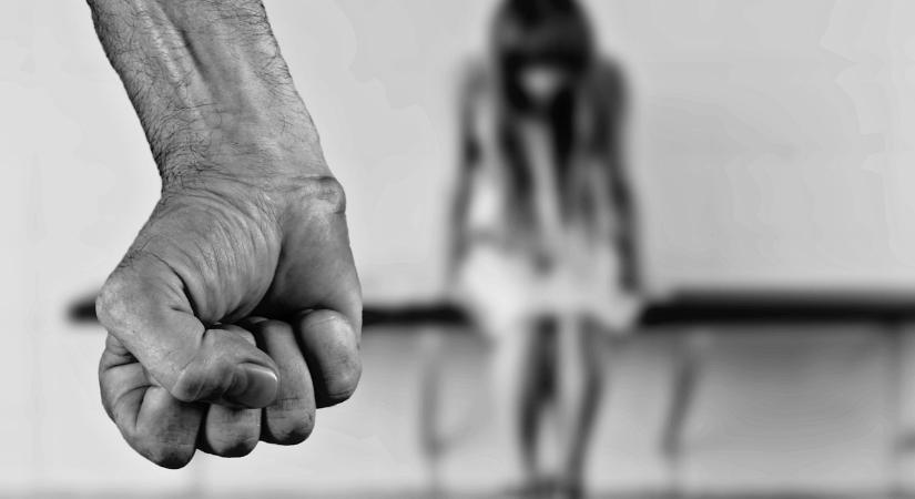 Tüntetés Bukarestben: a családon belüli erőszak halálos áldozataira hívják fel a figyelmet - Maszol