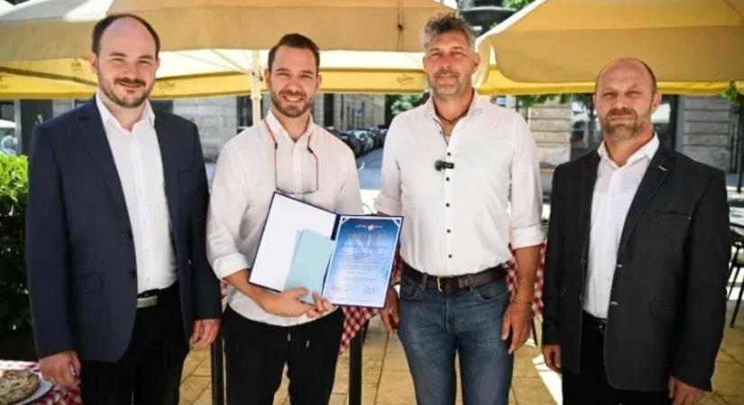 Kitüntették a férfit, aki a Jeszenszky házaspár segítségére sietett - röviden.hu