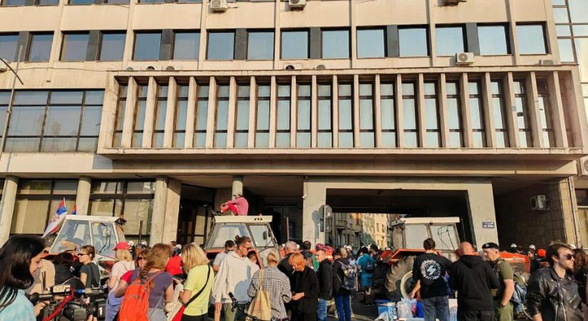 Veszélyes precedens Újvidéken: Vajon a Szerb Haladó Párt éppen megszüntette a választásokat Szerbiában? - Szabad Magyar Szó