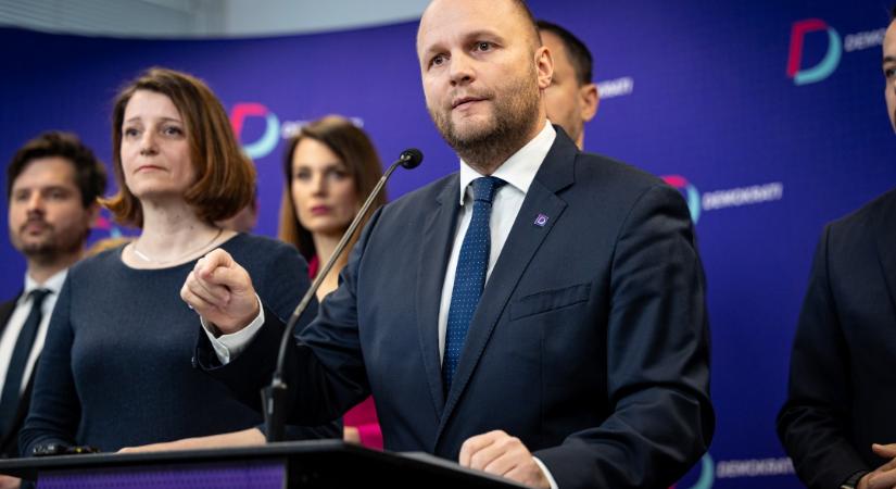 Túlárazott lőszer, manipulát közbeszerzések – Egykori védelmi vezetőknél razziázott a rendőrség. Naď is köztük van - Körkép