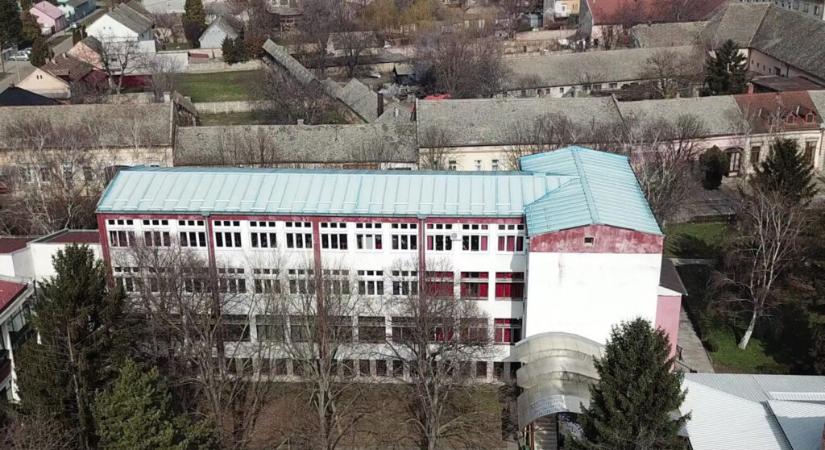 Pénteken kerül napirendre a szenttamási tanárnők felmondása - Szabad Magyar Szó