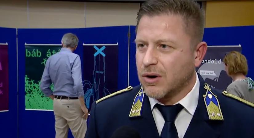 Riasztás – Kreatív plakátokkal segítik a digitális önvédelmet  videó - HírTV