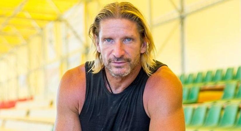A fél internet Pintér Tibor új videoklipjén röhög: "Ő ezt nem érzi gáznak?" - Ripost