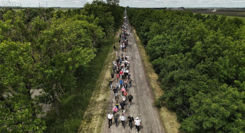 A Fidesz igazi kínja: már falun is utolérte a Tisza a Mediánnál, a nagyobb városokban már utcahosszal vezet - HVG - Itthon