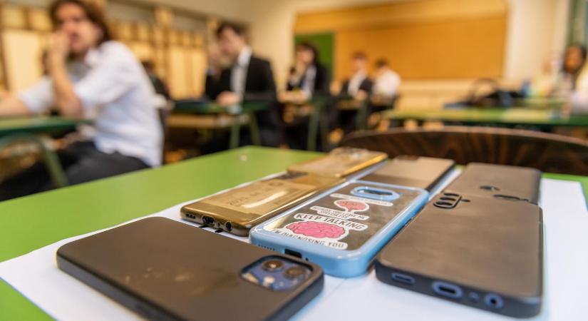 Úgy tűnik, beérett az iskolai mobilszigor, a szünetekben több a közös játék, többet is beszélgetnek egymással a diákok - Népszava