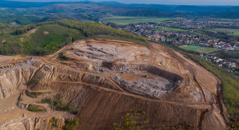 Pótmagánvádas eljárásban került bíróság elé a recski iszaplavina ügye, a bányacég műszaki vezetőit célozták meg Magyar Györgyék - 24.hu