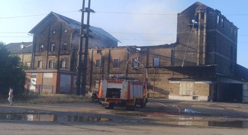 Eloltották a tüzet a szenttamási malomnál - Szabad Magyar Szó