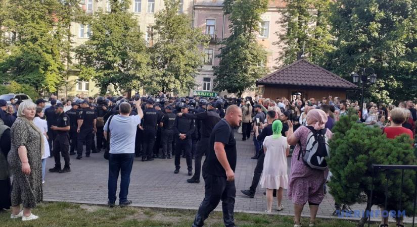 A hívők megrohamozták a csernyivci katedrálist - Karpat.in.ua