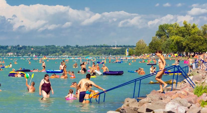 Ezeken a balatoni strandokon bátran csobbanhatunk, kiváló a vízminőség - VG