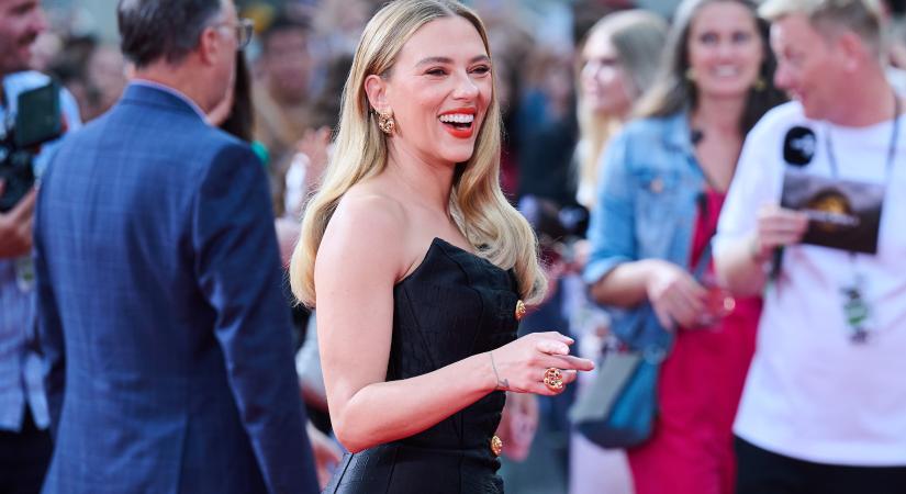 Scarlett Johansson a vörös szőnyegen csókolózott színésztársával – mit szól ehhez a férje? - Blikk