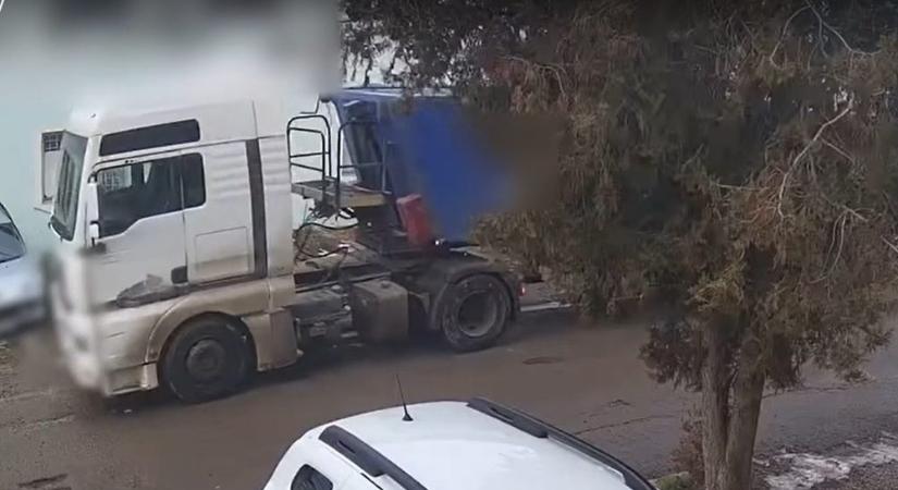 Videón, ahogy elszabadul egy sofőr nélküli kamion Egerben - 24.hu