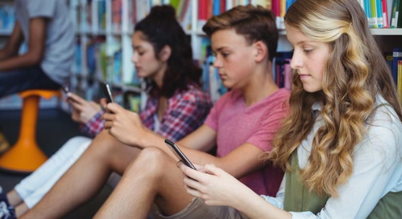 Ez már az iskolai mobiltilalom hatása: megdöbbentő fejleményekről számoltak be a magyar pedagógusok - Femcafe.hu