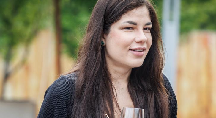 Gáspár Evelin meglepő ruhakölteményben jelent meg a Sztárbox nyitóeseményén - Index