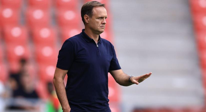 „A cirkusz a stadionba költözött, mi lettünk a bohócok?” – így kommentálták a dühös szurkolók a 4 hónapja kirúgott edző visszatérését - Mandiner