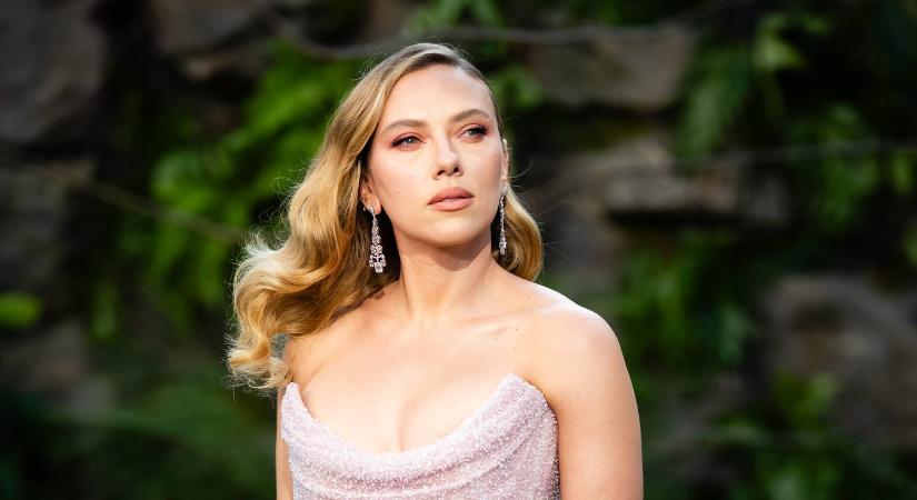 Férje szeme láttára csókolta szájon kollégáját Scarlett Johansson – óriási a balhé - Velvet