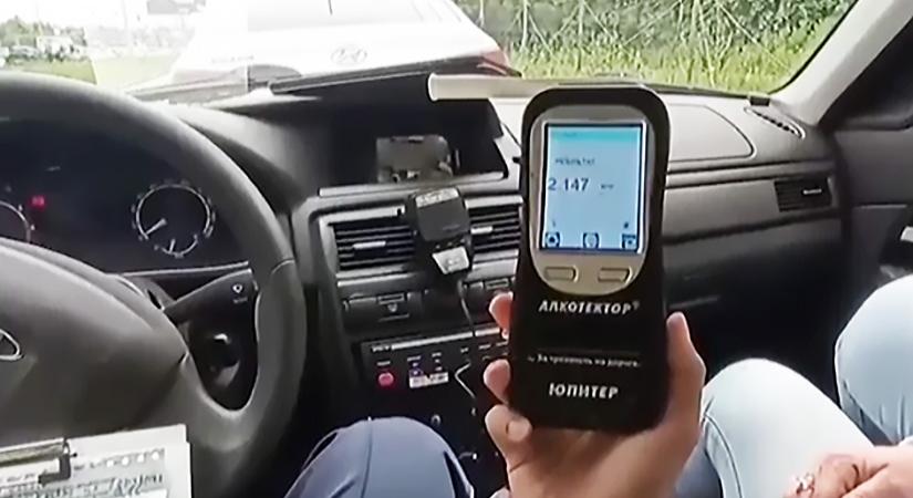 Eszméletlennek kellett volna lennie olyan részeg volt, mégis vezetni akart az orosz autós - Vezess