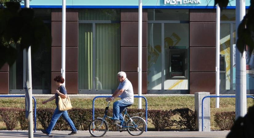 Méltányossági alapon kártalanításban részesülnek a Mészáros Lőrinc bankjánál történt csalássorozat károsultjai - Népszava