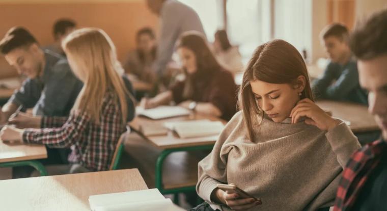 Sok kritika érte az iskolai mobilhasználat betiltását, de már jelentkeznek a pozitív hatásai - PCWorld