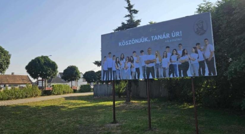 Óriásplakáton üzent volt tanárának egy szerencsi általános iskola ballagó osztálya - Eduline