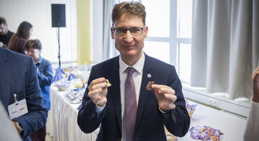 Bár Vitályos Eszter tagadja, Cser-Palkovics András tartja, hogy a kormányszóvivő bocsánatot kért tőle - 444.hu