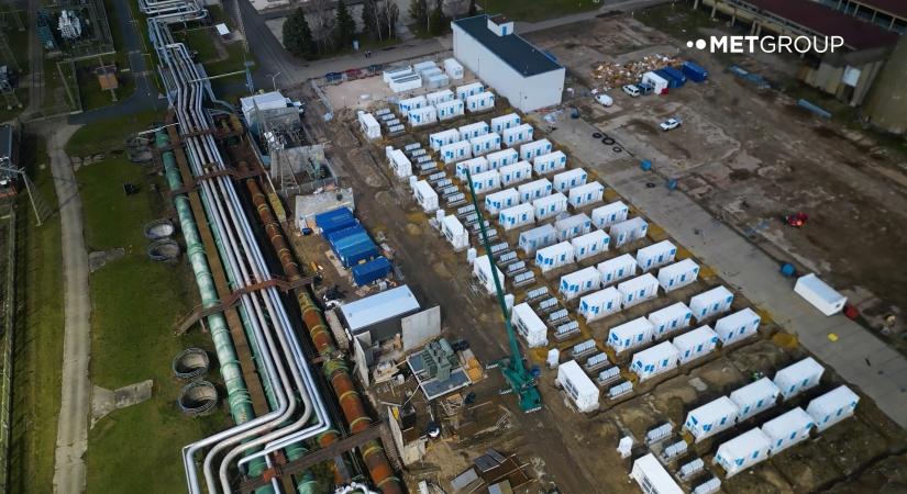 Átadták Magyarország rekordöntő akkumulátoros energiatároló komplexumát Százhalombattán - videó - Magyar Építők