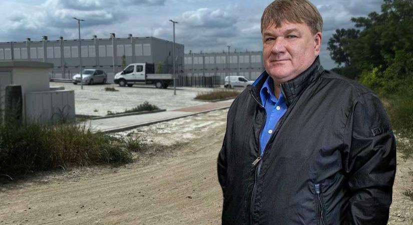Négyezer szülő követel aszfaltos utat a gyömrői konténeriskolához, Szűcs Lajos fideszes országgyűlési képviselő jobb híján könyörögni kezdett a miniszternek - BudaPestkörnyéke