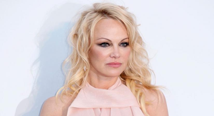 19. századi lakberendezési trendnek hódolt Pamela Anderson: nézd meg ezt az ágyat! - otthon.hu