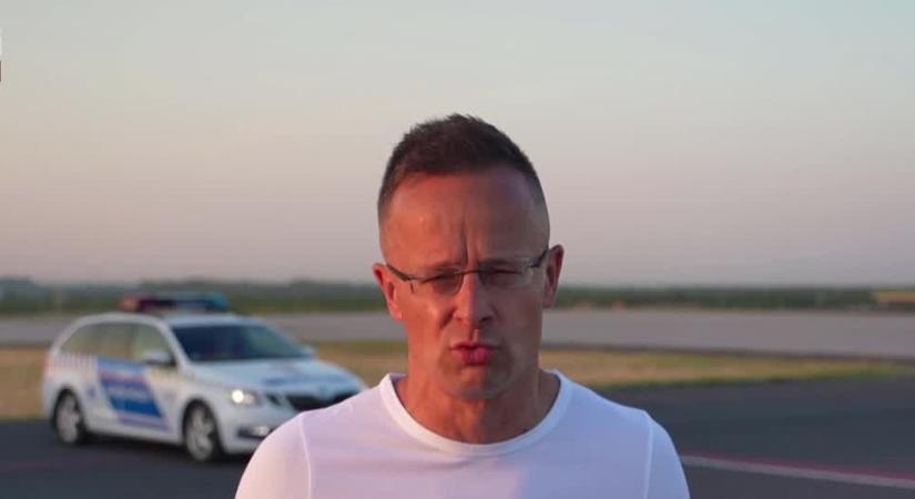 Szijjártó Péter: A kormány hat magyar állampolgárt evakuált Iránból  videó - HírTV