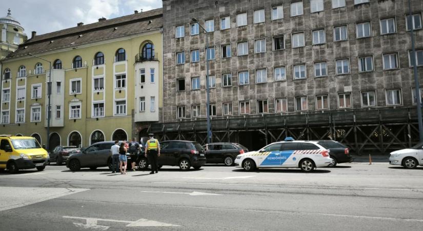 Nem hiszi el, mi történt éppen a rendőrség épülete előtt Miskolcon! - fotókkal - Boon