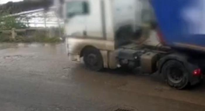 Videón a sofőr nélkül elszabadult egri kamion - Vezess