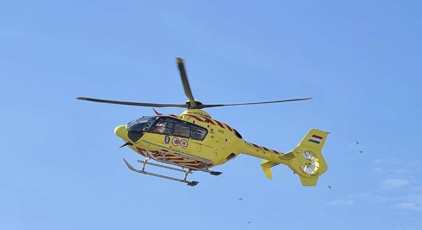 Frontálisan ütközött egy motorkerékpár és egy autó Soroksáron, a motor a HÉV-sínekre zuhant - röviden.hu